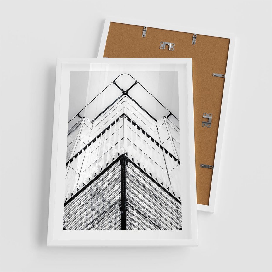Plakat w ramie 50x70 - Elegancja Współczesnej Architektury: Wieżowiec w Monochromii - nowoczesna architektura, czarno biała fotografia - rama biała