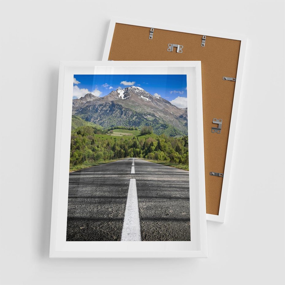Plakat w ramie 50x70 - Droga przez góry: podróż do przygody - droga, góry - rama biała