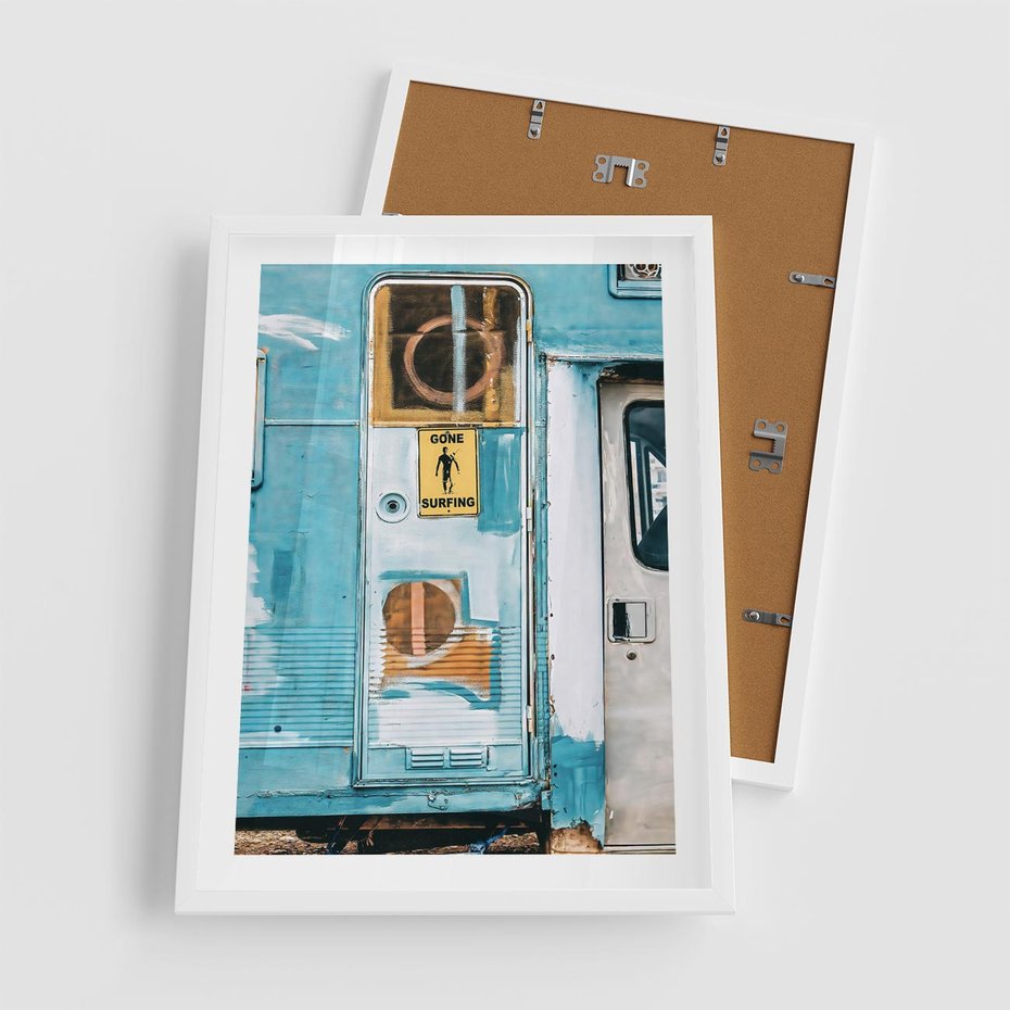 Plakat w ramie 50x70 - Nostalgiczna Podróż - stara przyczepa kempingowa, niebieskie kolory - rama biała