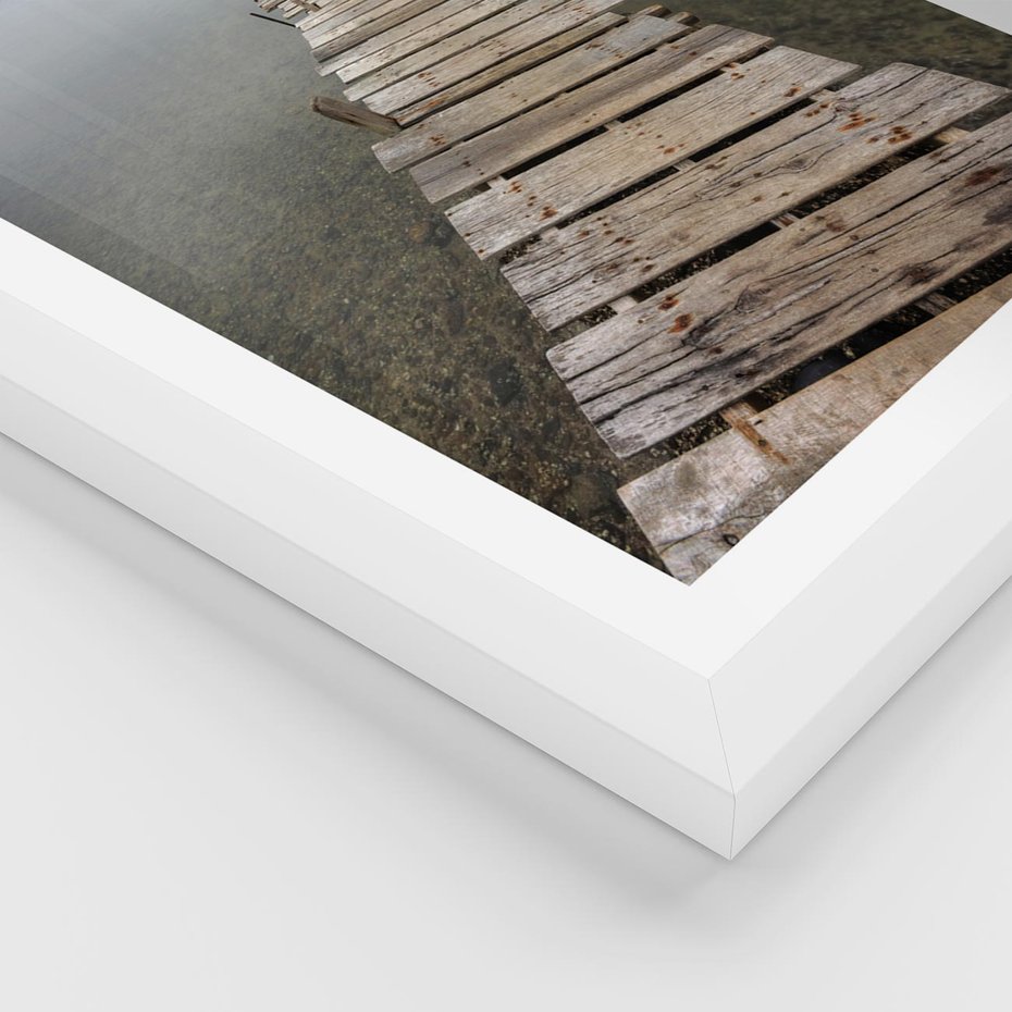 Plakat w ramie 50x70 - Jeziorne Refleksje - pomost, jezioro - rama biała