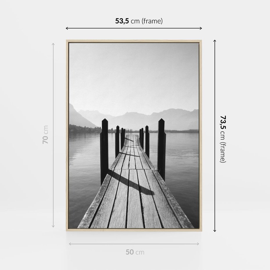 Obraz w ramie 50x70 - Spokojna Przystań - czarno biała fotografia, drewniany pomost na jeziorze - rama drewno