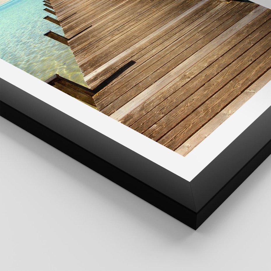 Plakat w ramie 30x40 - Pomost nad morską przestrzenią - pomost, morze - rama czarna