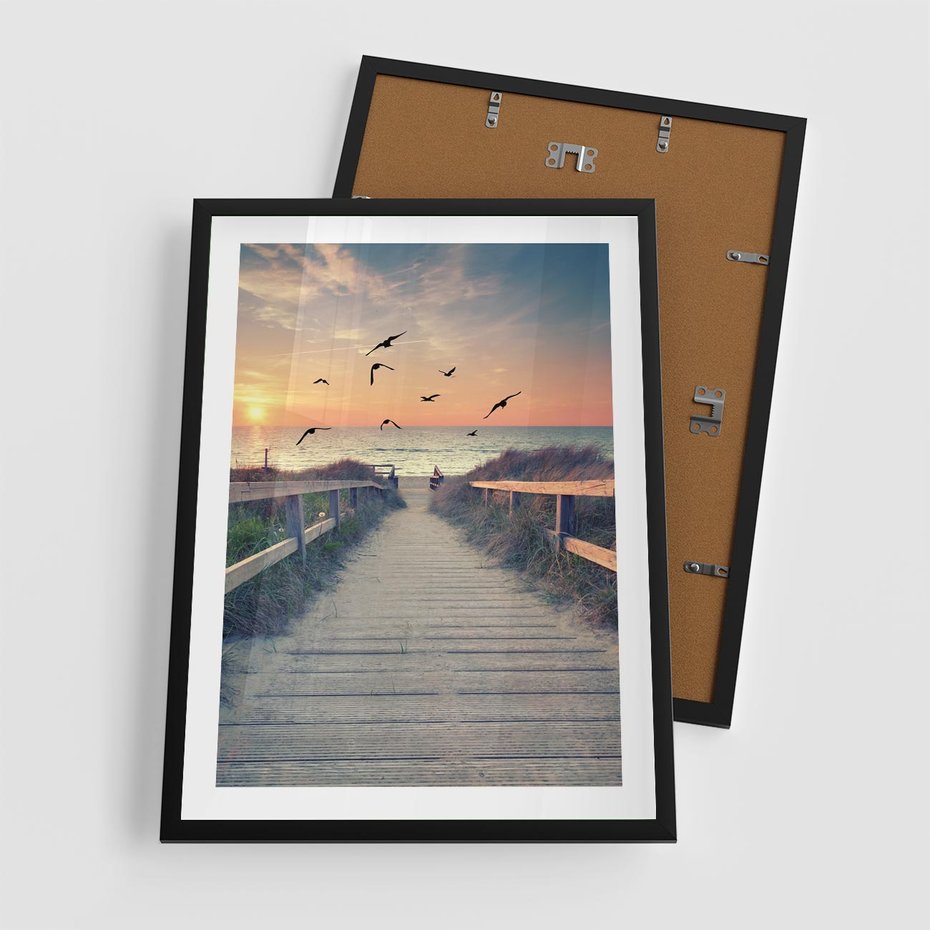 Plakat w ramie 50x70 - Sielanka nad brzegiem - plaża, pomost - rama czarna