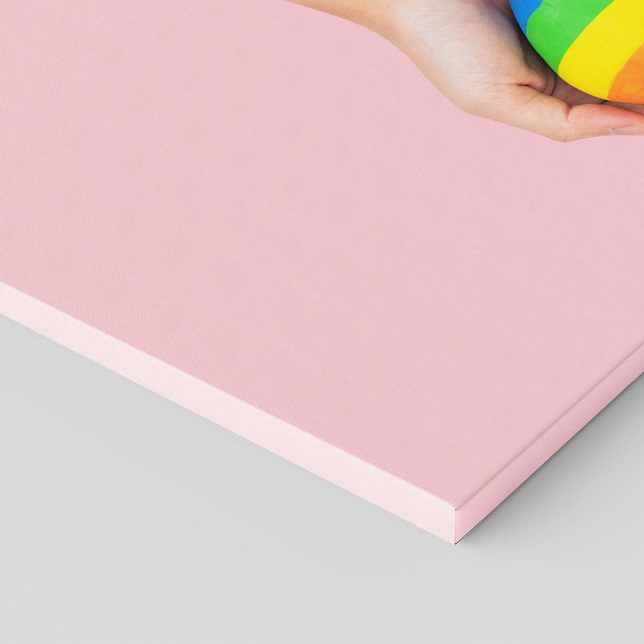 Obraz na płótnie 70x50 - Miłość na Dłoniach - zdjęcie, dłonie trzymają ulepione tęczowe serce