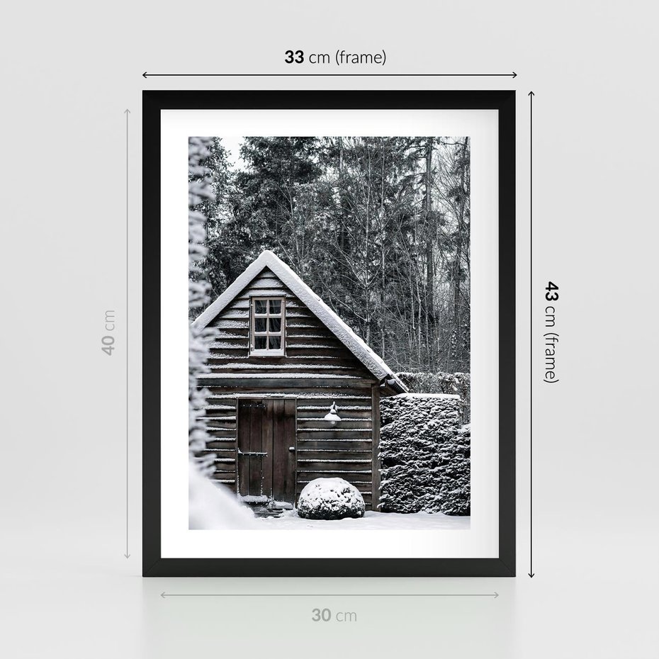 Plakat w ramie 30x40 - Zaklęta Zima - domek w lesie, śnieg - rama czarna