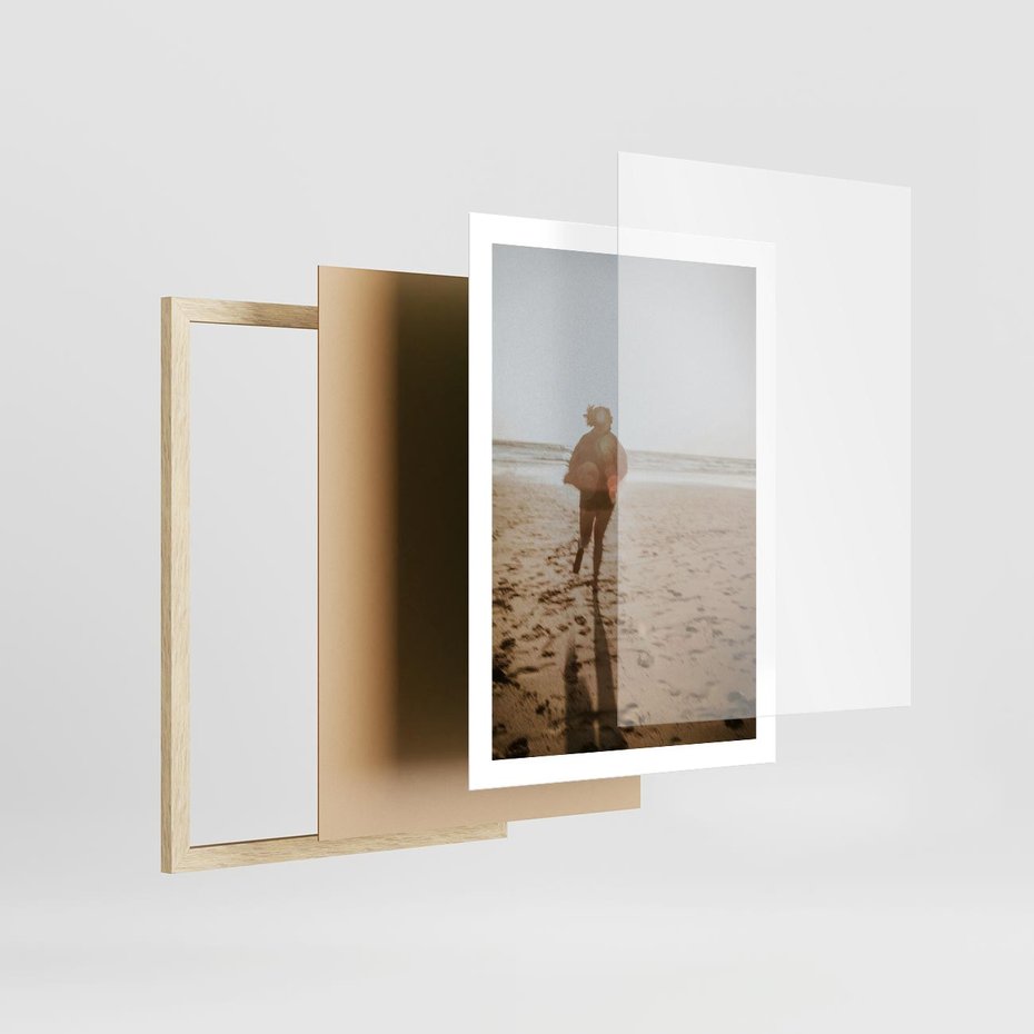 Plakat w ramie 50x70 - O Zachodzie Słońca - klimatyczna fotografia, postać biegnie po plaży - rama drewno