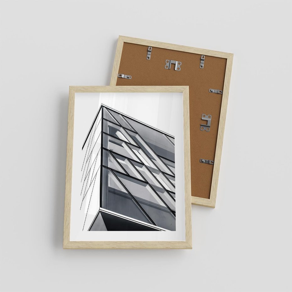 Plakat w ramie 30x40 - Architektura Przyszłości: Czarno-Białe Ujęcie - nowoczesna architektura, czarno białe zdjęcie - rama drewno