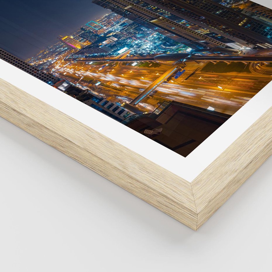 Plakat w ramie 50x70 - Nocna magia - miasto, noc - rama drewno