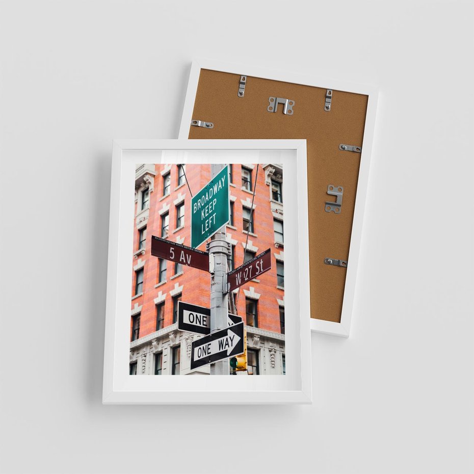 Plakat w ramie 30x40 - Namiastka wielkiego miasta - Nowy Jork, drogowskaz - rama biała