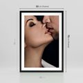 Plakat w ramie 50x70 - Miłosne Uczucia - kobieta, pocałunek - rama czarna