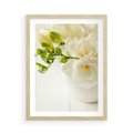 Plakat w ramie 50x70 - Subtelność białych frezji - frezja, białe - rama drewno