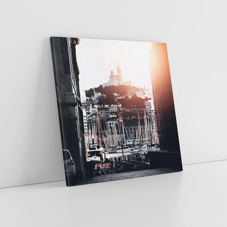 Obraz na płótnie 80x80 - Światło Portowe - czarno białe zdjecie, uliczka w nadmorskim mieście