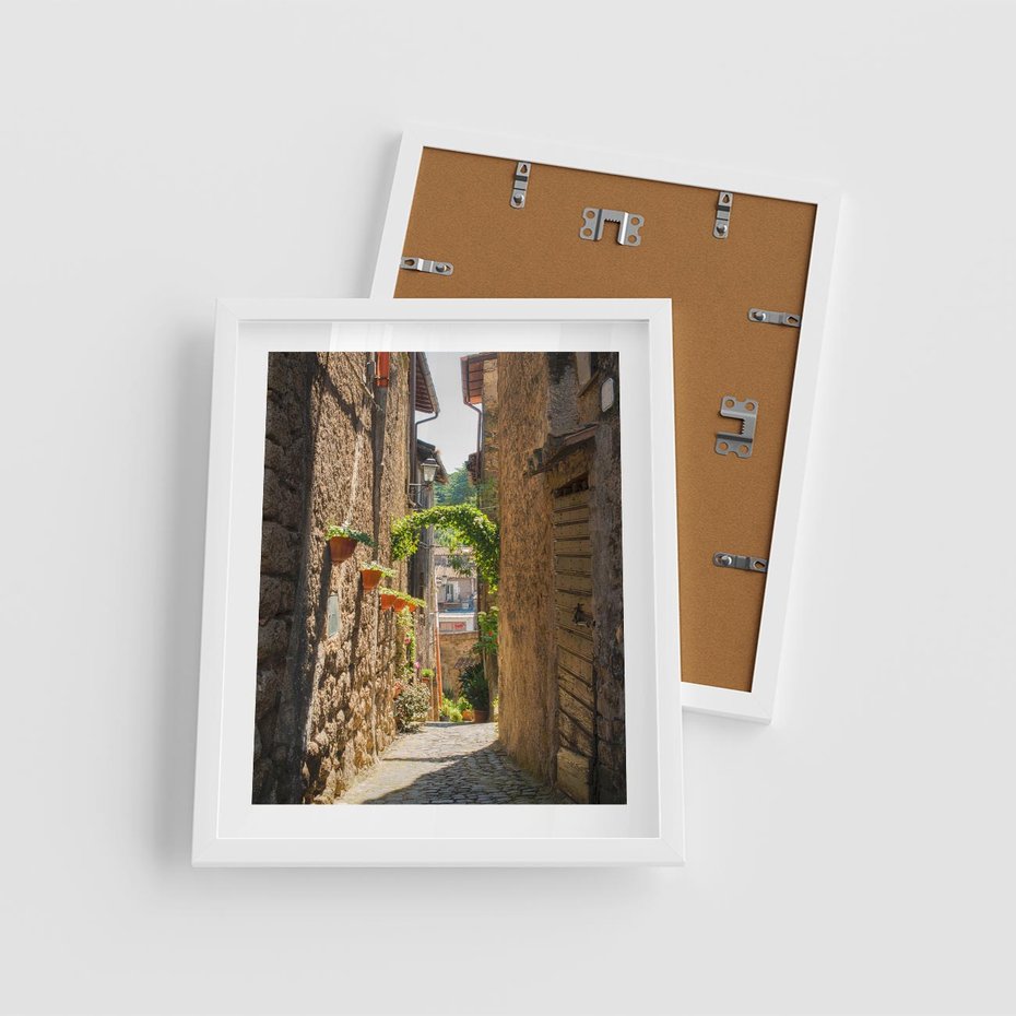 Plakat w ramie 40x50 - Włoska uliczka w perspektywie - Włochy, uliczka - rama biała