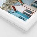 Plakat w ramie 40x50 - Rajskie Wakacje - domki na plaży, błękitne domki - rama biała