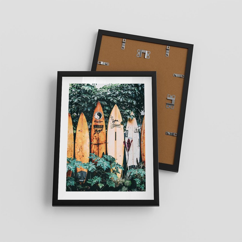 Plakat w ramie 30x40 - Surfowanie w Harmonii z Naturą - deski surfingowe, oparte o rośliny - rama czarna
