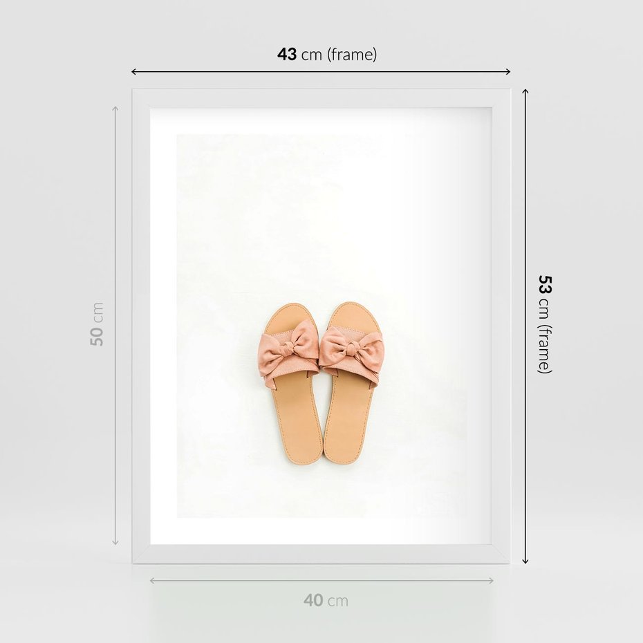 Plakat w ramie 40x50 - Minimalistyczna Moda: Klapki na Białym Tle - klapki, minimalizm - rama biała