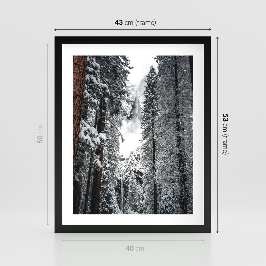 Plakat w ramie 40x50 - Cicha Magia Zimowego Lasu - zimowy las, ośnieżone drzewa - rama czarna