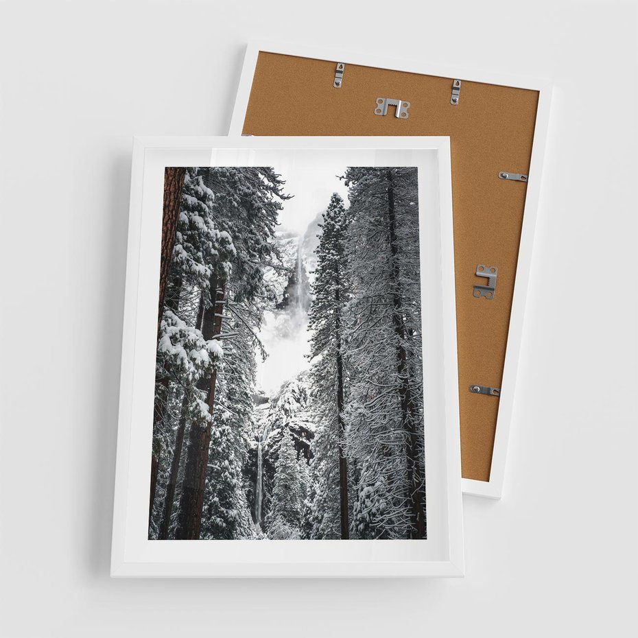 Plakat w ramie 50x70 - Cicha Magia Zimowego Lasu - zimowy las, ośnieżone drzewa - rama biała