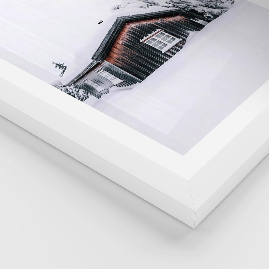 Plakat w ramie 50x70 - Zimowy Azyl: Domek w Górach - domek w górach, śnieg - rama biała