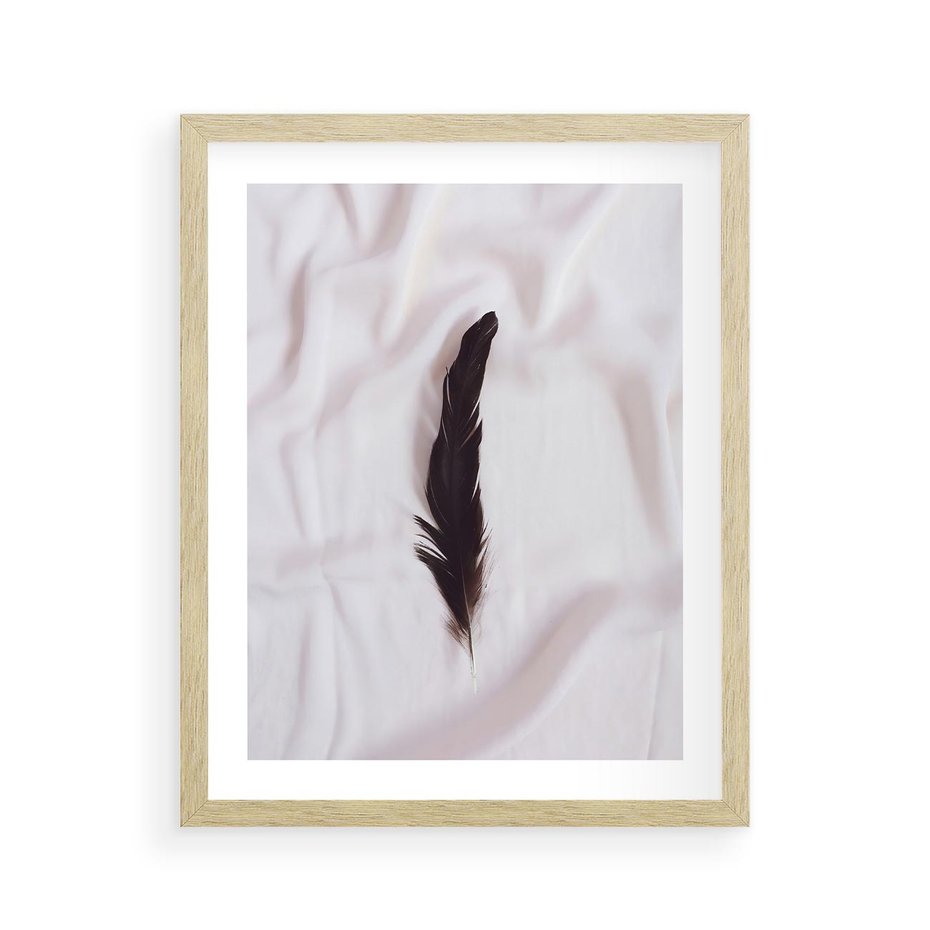 Plakat w ramie 40x50 - Prosta Elegancja - czarne pióro na białej pościeli, minimalizm - rama drewno