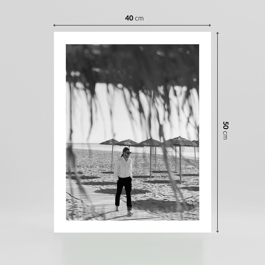 Plakat bez ramy 40x50 - Wakacyjny Spacer - czarno białe zdjecie, plaża