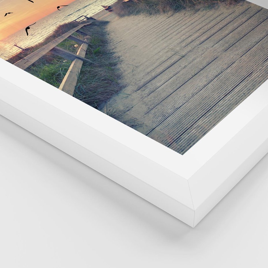 Plakat w ramie 50x70 - Sielanka nad brzegiem - plaża, pomost - rama biała