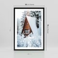 Plakat w ramie 50x70 - Zimowe Ustronie w Lesie - domek w lesie, zimowy las - rama czarna
