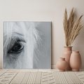 Obraz w ramie 50x50 - Oko Mocy - czarno białe zdjęcie, zbliżenie makro na oko konia - rama biała