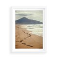 Plakat w ramie 50x70 - Ślady stóp na plaży - plaża, ślady - rama biała