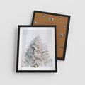 Plakat w ramie 40x50 - Zimowa Poezja w Ośnieżonym Drzewie - ośnieżone drzewo, zima - rama czarna