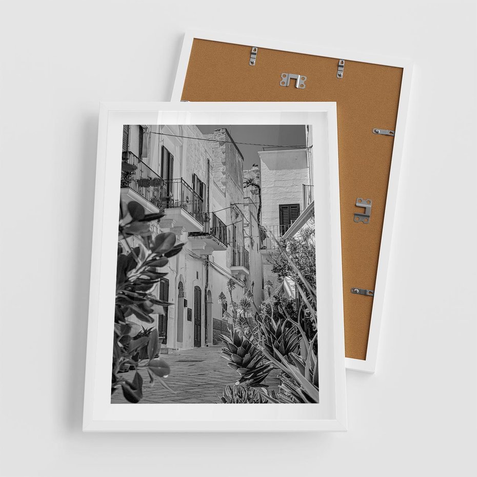 Plakat w ramie 50x70 - Nadmorska Uliczka - czarno białe zdjecie, uliczka w nadmorskim mieście - rama biała