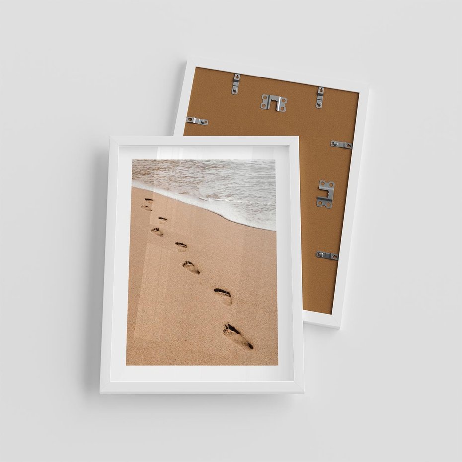 Plakat w ramie 30x40 - Ślady Stóp na Plaży: Spacer nad Morzem - plaża, ślady stóp na piasku - rama biała