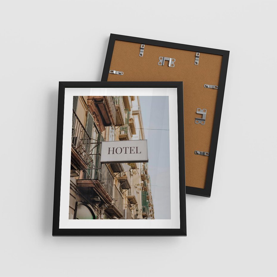 Plakat w ramie 40x50 - Magiczne Spacery - hotel, uliczka - rama czarna