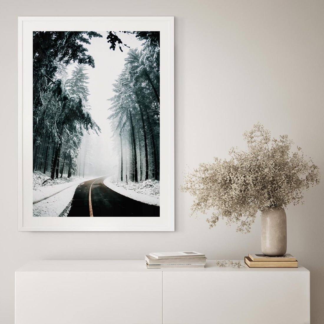 Plakat bez ramy 21x30 - Droga przez Zimowy Las - drzewa, śnieg