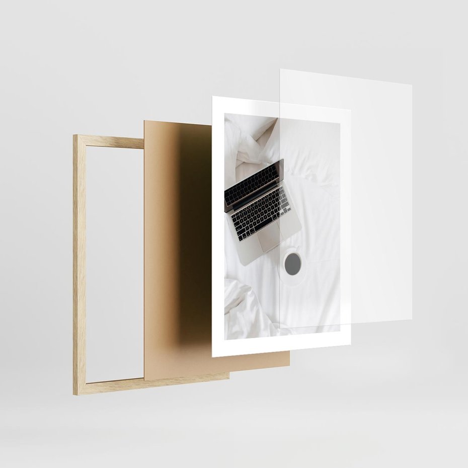 Plakat w ramie 30x40 - Relaks w Łóżku: Kawa i Laptop w Pościeli - komputer, na łóżku - rama drewno