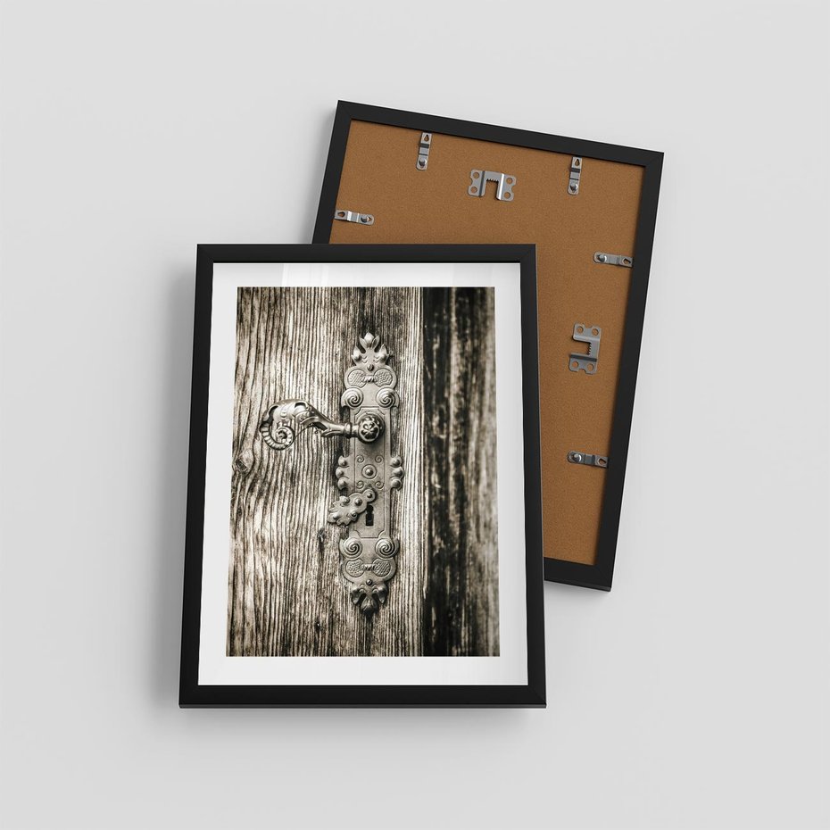 Plakat w ramie 30x40 - Stare Drzwi z Ozdobną Klamką - stare drzwi, klamka - rama czarna