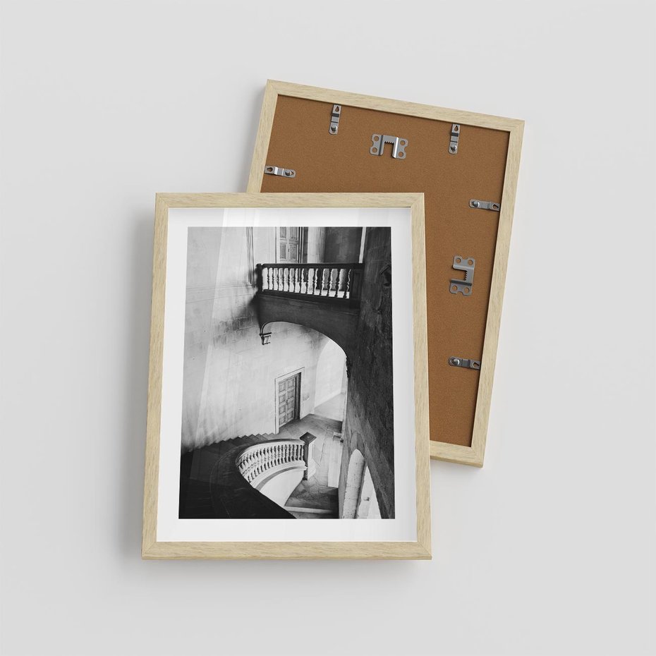 Plakat w ramie 30x40 - Po Schodach w Dół - czarno białą fotgrafia, zakręcone schody w starek kamienicy - rama drewno