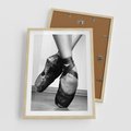 Plakat w ramie 50x70 - Taniec Zmysłów - artystyczne zdjęcie, odcienie szarości - rama drewno