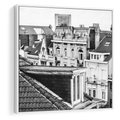 Obraz w ramie 80x80 - Miasto w Retro Odsłonie - fotografia czarno biała, ujęcie na dachy wielkiego miasta - rama biała
