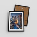 Plakat w ramie 30x40 - Miasto nocą z wieżowcami w tle - miasto, nocą - rama czarna