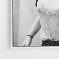 Obraz w ramie 80x120 - Letnia Młodość - nowoczesna fotografia, czarno biała - rama biała