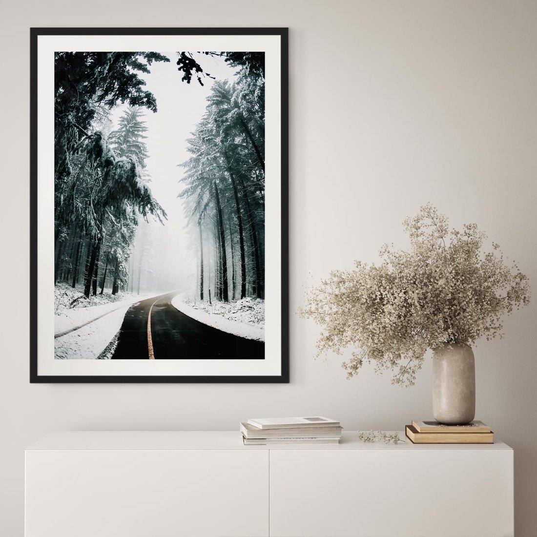 Plakat w ramie 50x70 - Droga przez Zimowy Las - drzewa, śnieg - rama czarna