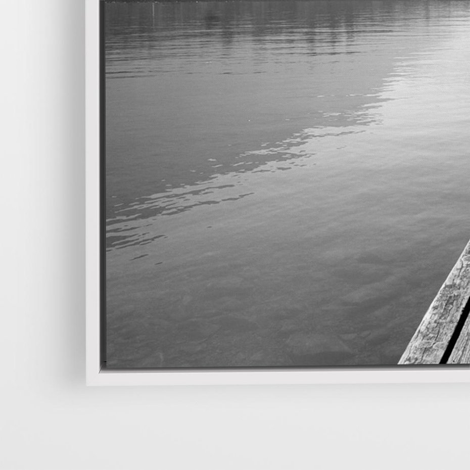 Obraz w ramie 100x70 - Spokojna Przystań - czarno biała fotografia, drewniany pomost na jeziorze - rama biała