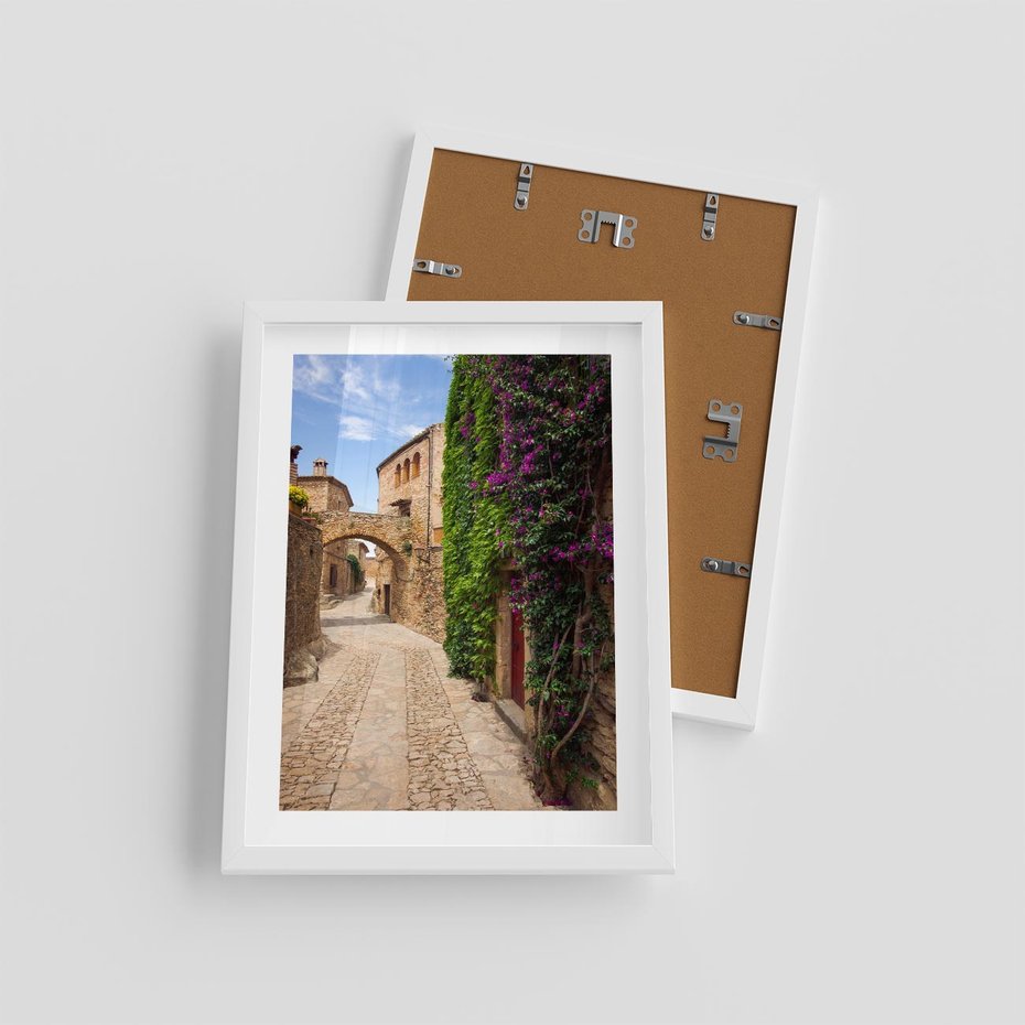 Plakat w ramie 30x40 - Uliczka pełna perspektywy i tajemnicy - uliczka, perspektywa - rama biała