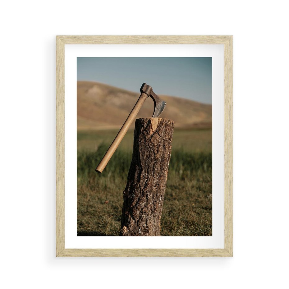 Plakat w ramie 40x50 - Lasowa siła w drewnie - las, siekiera - rama drewno