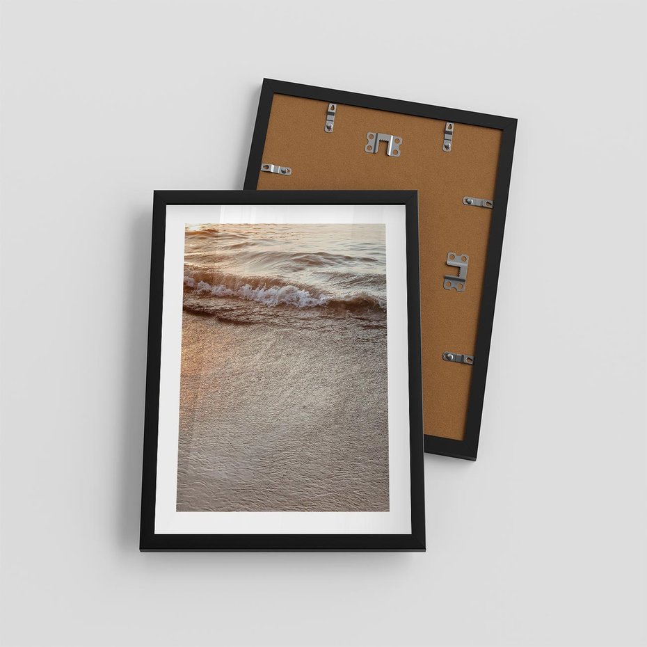 Plakat w ramie 30x40 - Spokój Morza: Fale na Plaży - fale, morze - rama czarna
