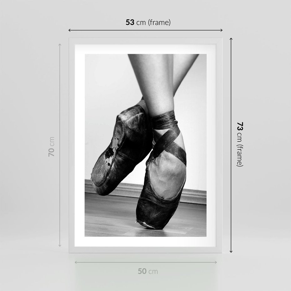 Plakat w ramie 50x70 - Taniec Zmysłów - artystyczne zdjęcie, odcienie szarości - rama biała