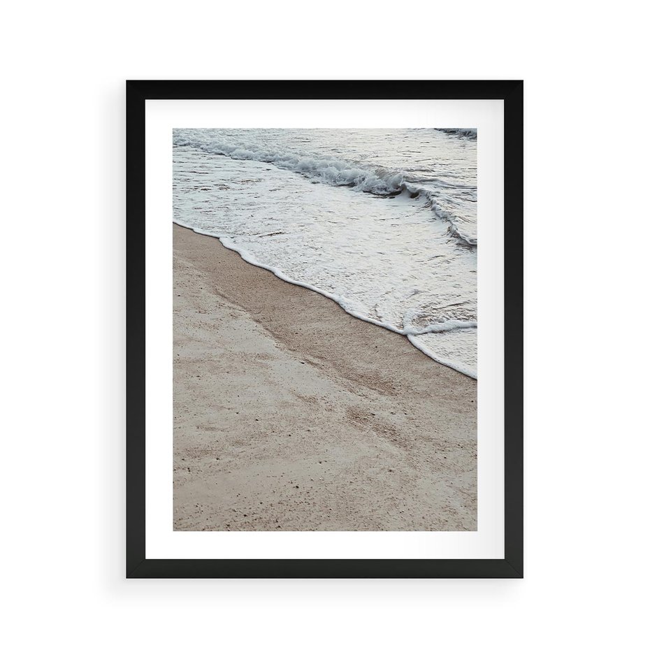 Plakat w ramie 40x50 - Brzeg Morza: Malownicza Plaża i Fale - morze, plaża - rama czarna