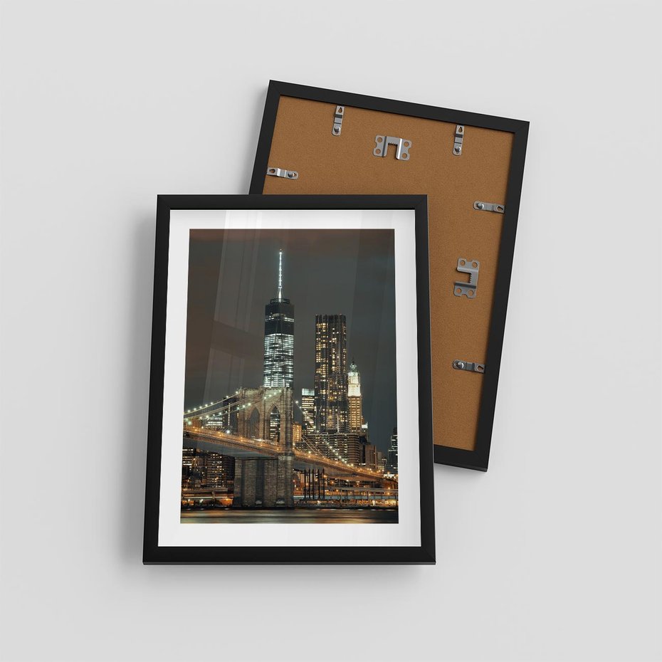 Plakat w ramie 30x40 - Miasto rozświetlone nocnym blaskiem - miasto, nocą - rama czarna