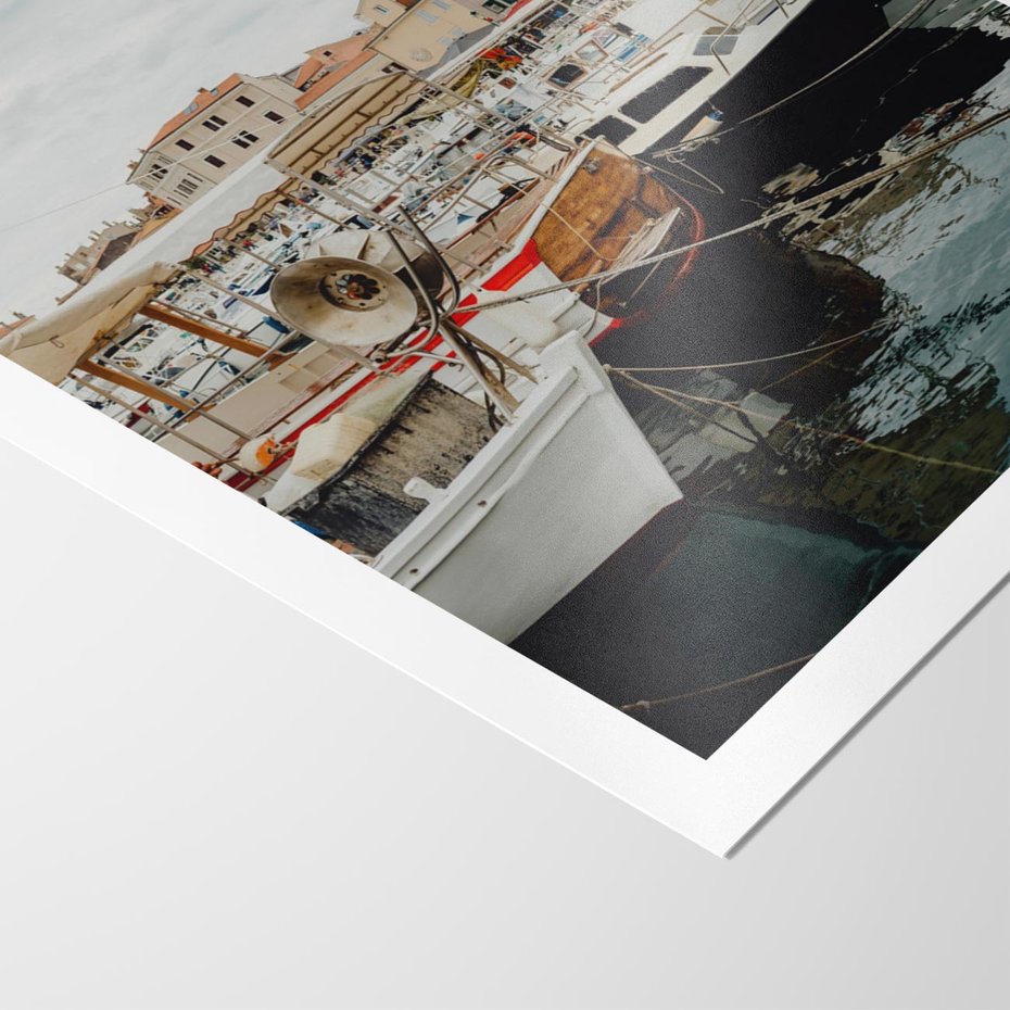 Plakat bez ramy 40x50 - Malowniczy Krajobraz Morski - morze, łódki